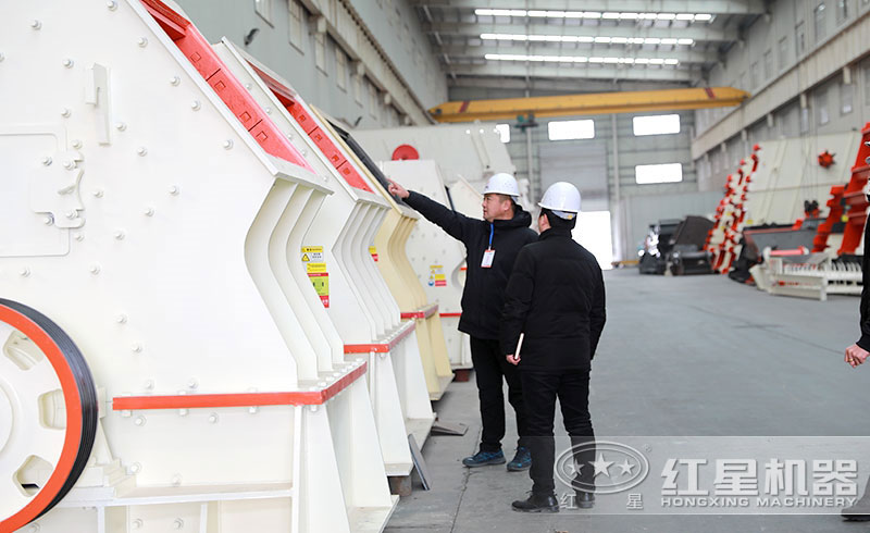 客戶參觀考察錘式破碎機