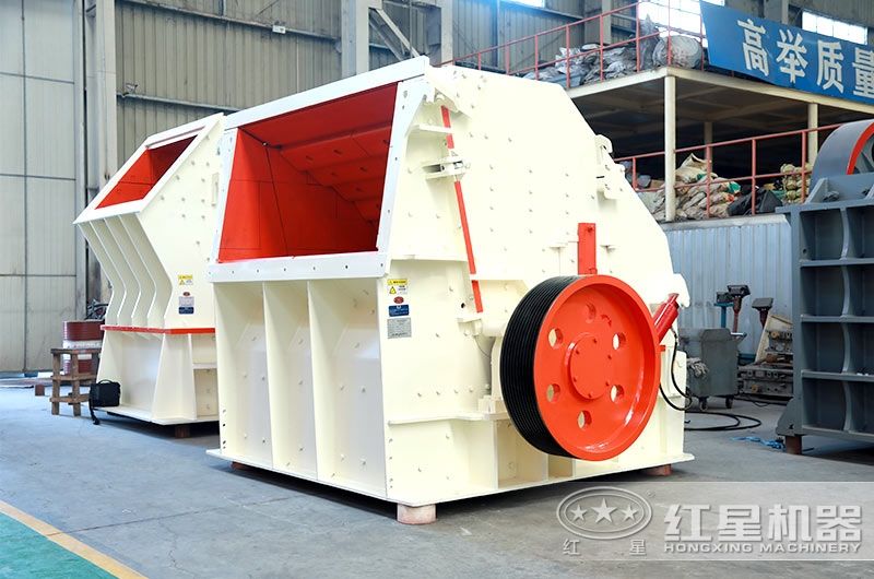 反擊式破碎機車間實景