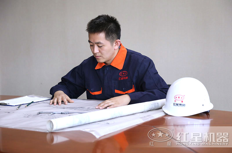 技術師在為用戶一對一設計方案中